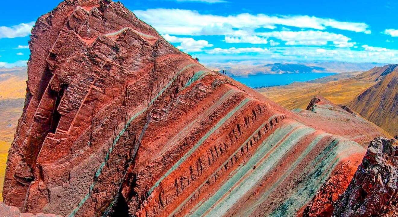 pallay punchu rainbow mountain peru